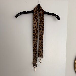 Brand new strap for handbags. Pretty leopard.